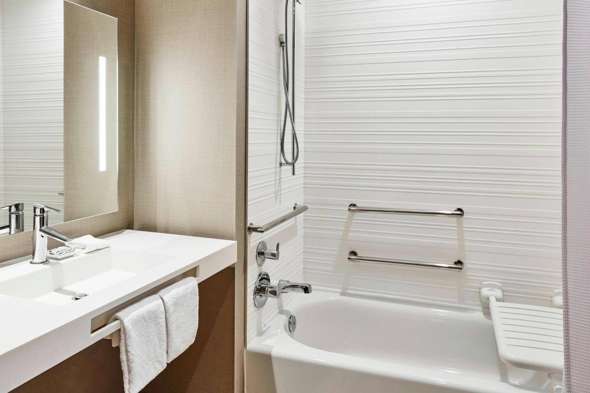 Ac Hotel By Marriott Cincinnati At The Banks Bagian luar foto
